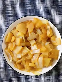 Onion fried potato chips