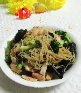 Black-middle-shrimp-flavored broccoli. Noodles