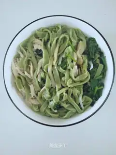 Wheat and spinach noodles