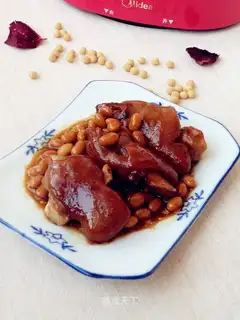 Pig hoof and soybeans