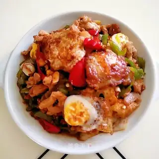 A bowl of quail eggs