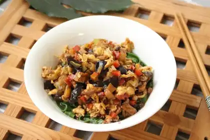 Egg sauce and spinach noodles
