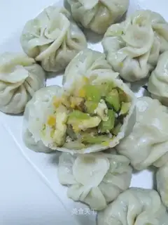 Flamingos, celery buns