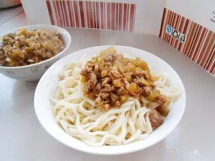 The meat crumbs for noodles