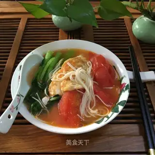 Tomato-covered egg noodles
