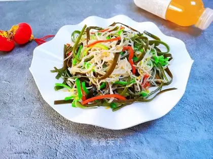 Green bean sprouts with sea ribbons