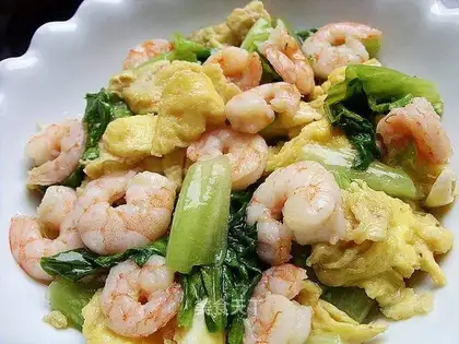 Shrimp with lettuce and egg