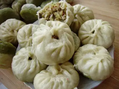 Chinese cabbage and mushroom sauce pork steamed buns
