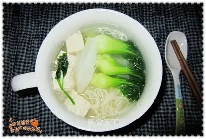 Meat soup and vegetarian noodles