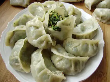 Steamed dumplings with rapeseed and pork