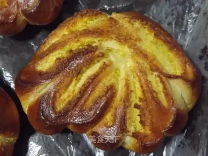 Flower-shaped coconut bread