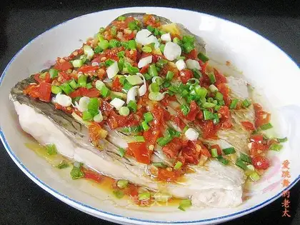 Steamed herring with garlic and chopped pepper