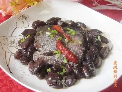 Salted mackerel boiled black peanuts