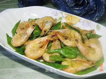 stir-fried shrimp with long lentils and white strips