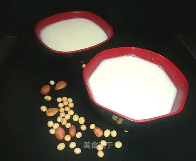 Freshly squeezed soybean milk