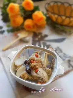 Ginseng chicken soup in flowering stage