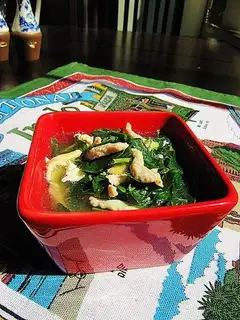 Shredded chicken, egg, flower and wolfberry soup