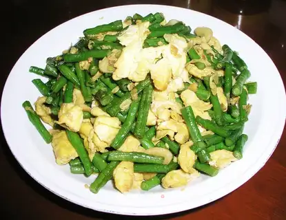 Scrambled eggs with long beans