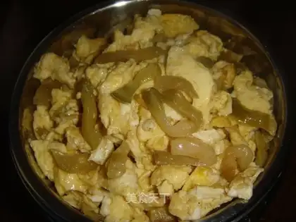 Scrambled eggs with pickled mustard