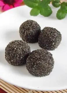 Black sesame glutinous rice balls