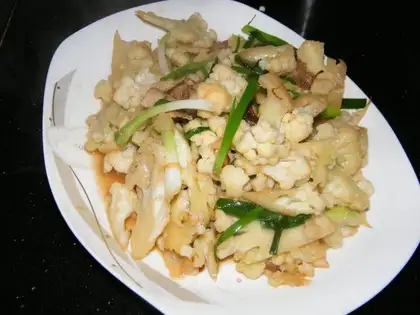 Sauteed pork slices with cauliflower