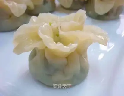 Steamed dumplings with green vegetables