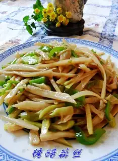 Sweet and sour lotus root shredded