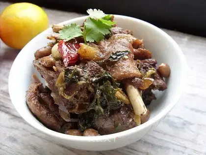 Roast goose with dried vegetables and peanuts