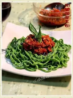 Spaghetti with spinach meat sauce