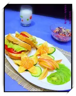 Tomato sandwich breakfast