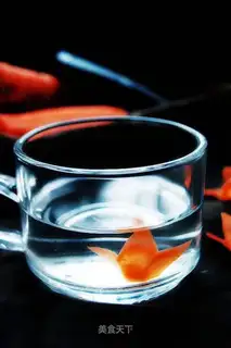 Dishes decorated with beautiful flowers