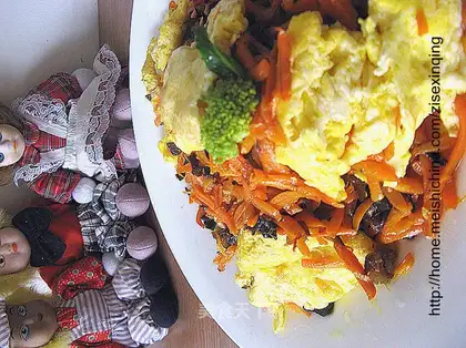 Scrambled eggs with carrot