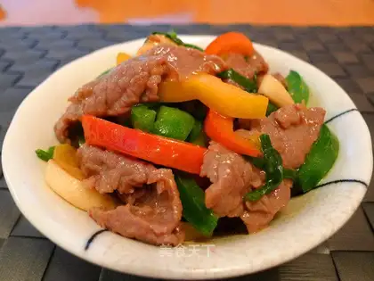 Beef slices with colorful pepper