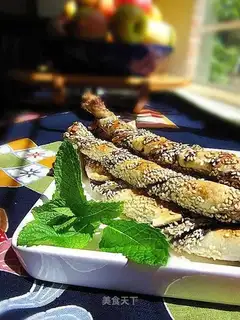 Black and white sesame pastry