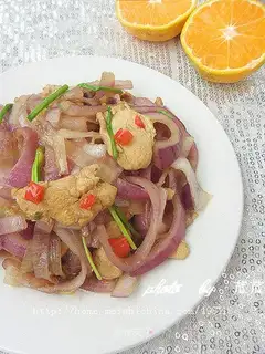 Chicken slices with onion