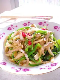 Sour and spicy green pepper shredded pork