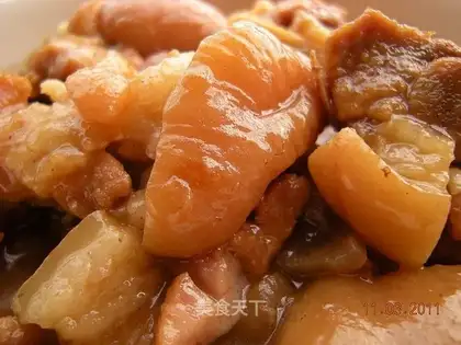Stewed pig's feet with pig skin