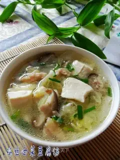Shredded chicken, cabbage and tofu soup