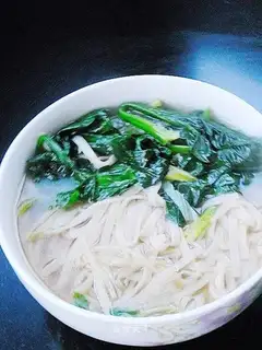 Spinach hot noodle soup