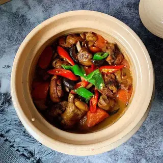 A chicken leg with mushrooms