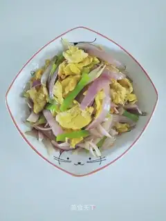 Onion pepper fried eggs