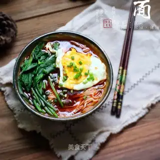 Eggs and spinach spicy noodles