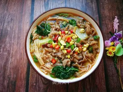 Boiled beef rolls with chrysanthemum mushrooms