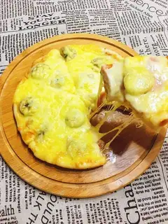 Ham banana pizza