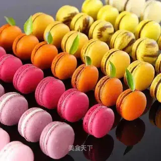 Lemon raspberry macaron