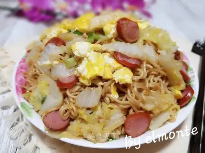 Big cabbage sausage noodles