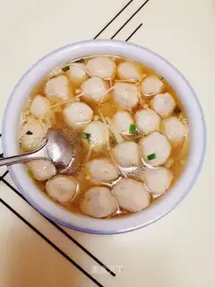 Gin-snack fishball soup