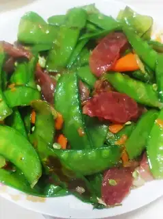 Sausage fried snow beans
