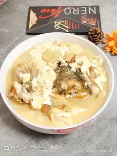 Fried fish head tofu soup