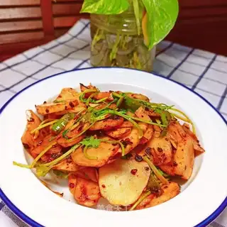 Spicy sauce and ginger chips